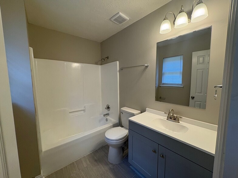 Building Photo - 2812 Cranbrook Dr