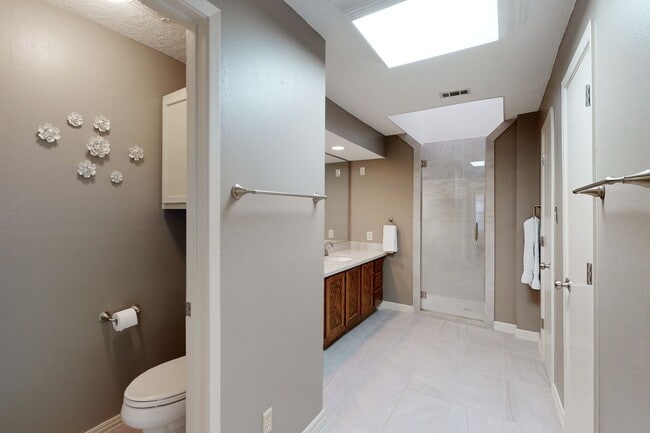 Building Photo - Adorable 3 Bed Townhome Pre-Leasing July 2026!