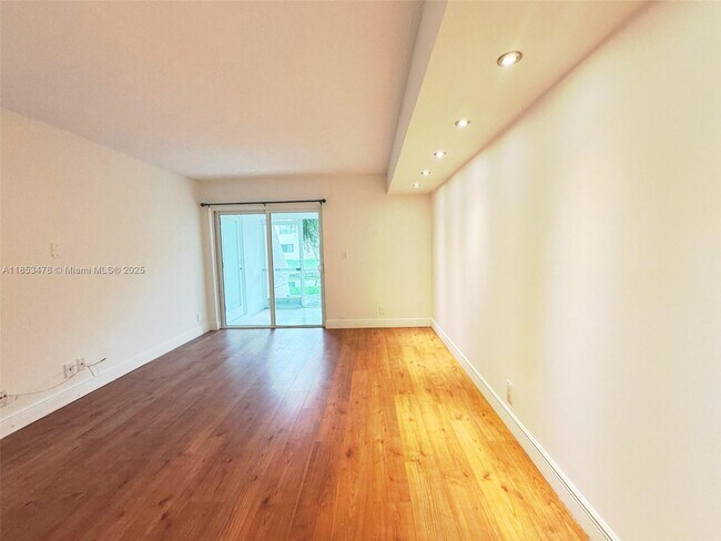 Building Photo - 100 Lakeview Dr