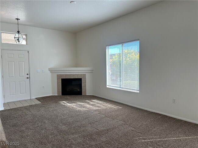 Building Photo - 2305 W Horizon Ridge Pkwy