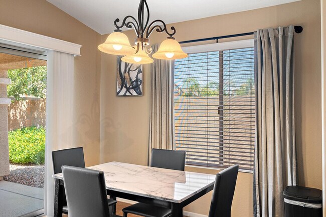 Building Photo - 2949 E Crescent Way