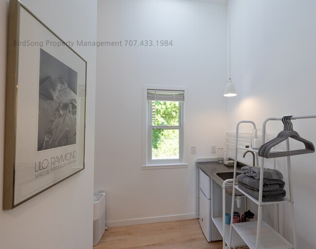 Building Photo - 13846 Village Ave