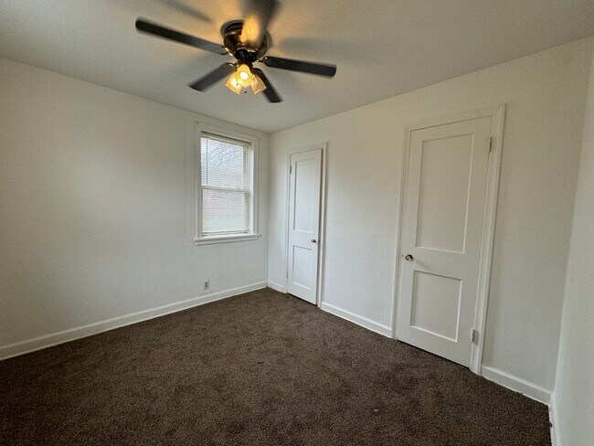 Building Photo - 302 Division St