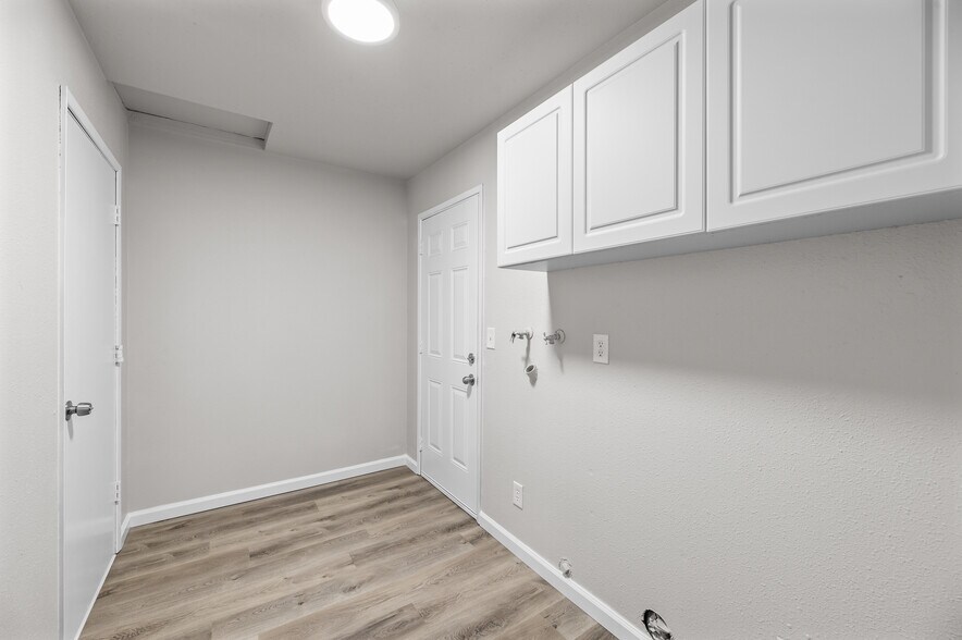 Laundry - 2104 Rosamond Ave Apt 3