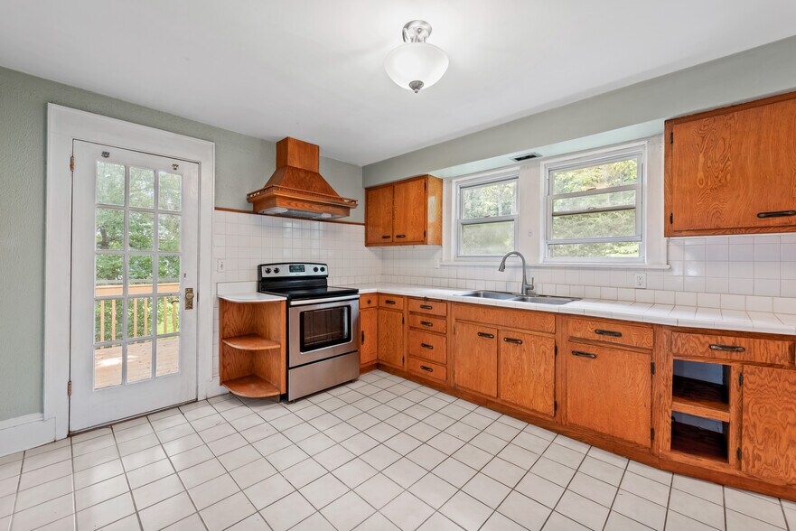 Kitchen - 235 Prospect St