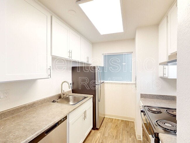Building Photo - 521 Alameda del Prado