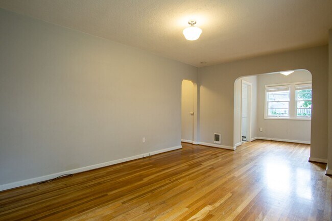 Building Photo - Charming NW 1-Bed Ready Late August!