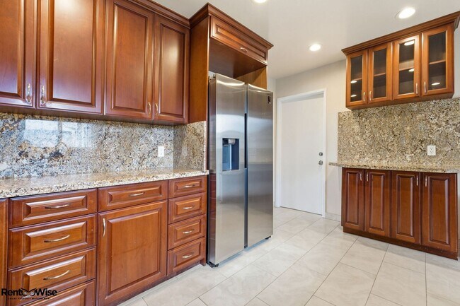 Building Photo - 536 W Hillsdale Blvd