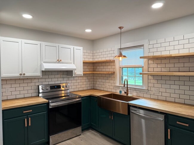 Building Photo - Beautiful 3 Bedroom Single Family Home in ...