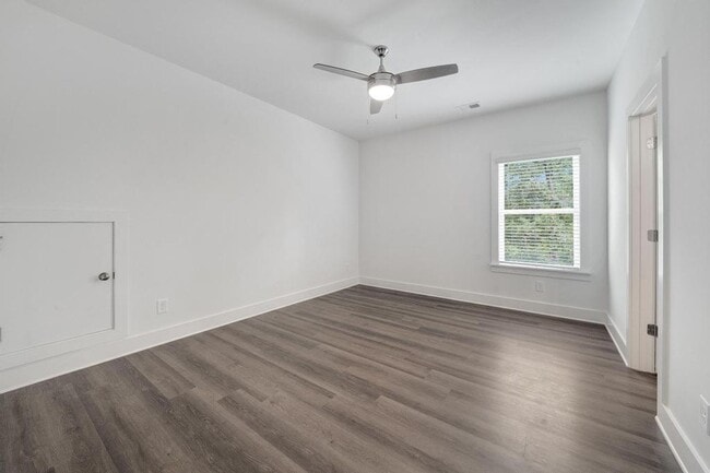 Building Photo - 2 Bedroom with Bonus Office!