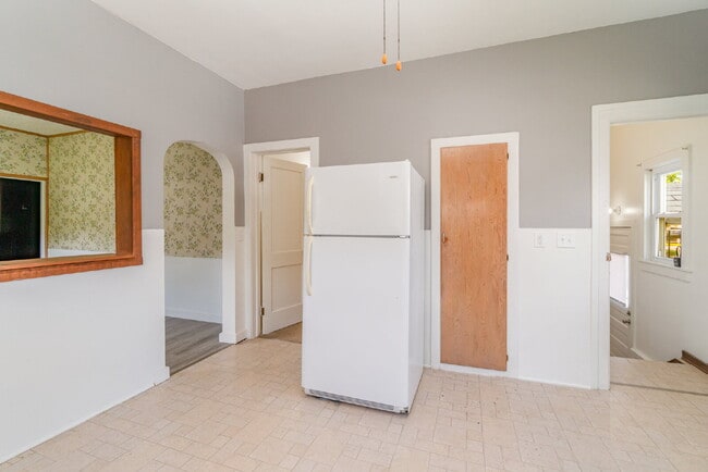 Building Photo - Spacious 3 bedroom home close to Downtown ...