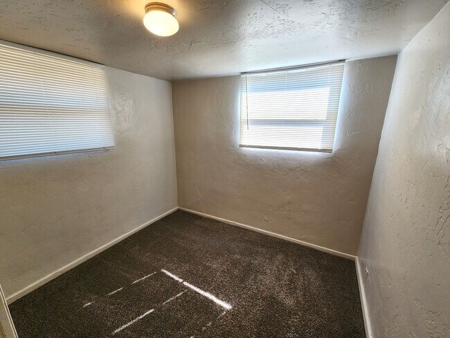 Building Photo - 1037 Brownlee Ave