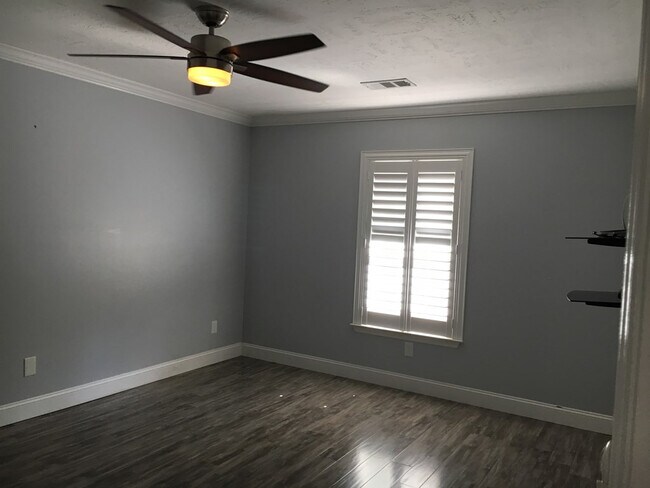 Building Photo - 116 W Middlebury Ln SW