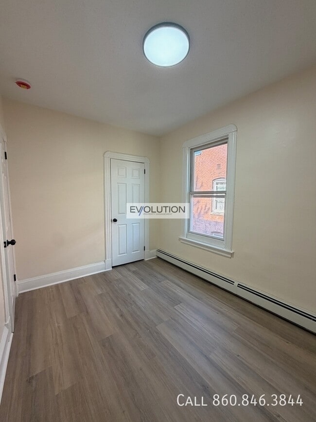 Building Photo - 906-908 Park St-3E