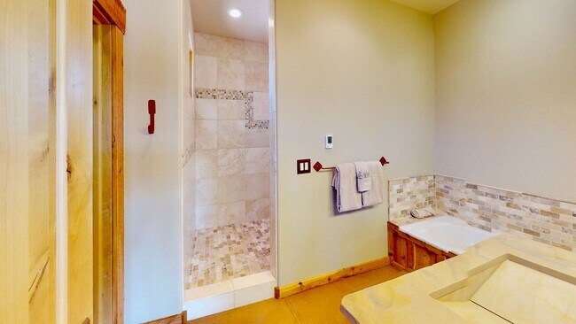 Building Photo - Luxurious and comfortable living experience