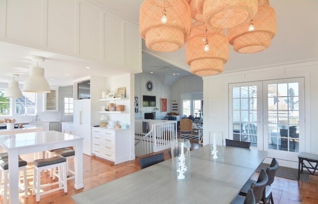 Building Photo - 10 Brant Point Road