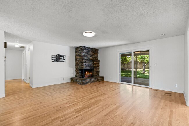 Building Photo - Home Sweet Home in Exclusive Warm Springs Mesa