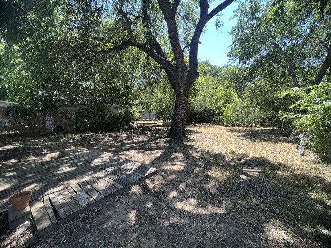 Building Photo - 2209 Bolivar St