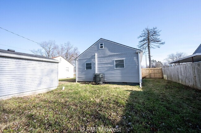 Building Photo - Charming 2-Bedroom Home with 725 Sq Ft in Indianapolis, IN - Must See!