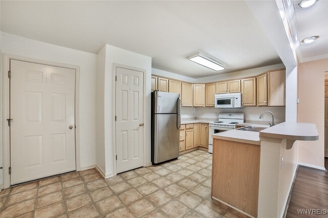 Building Photo - 2775 N Forest Rd