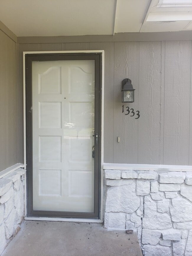 Building Photo - 1333 Meadowbrook Cir