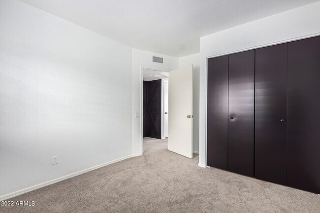 Building Photo - 19 W Piute Ave