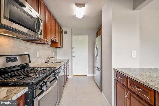 Building Photo - 10401 Grosvenor Pl