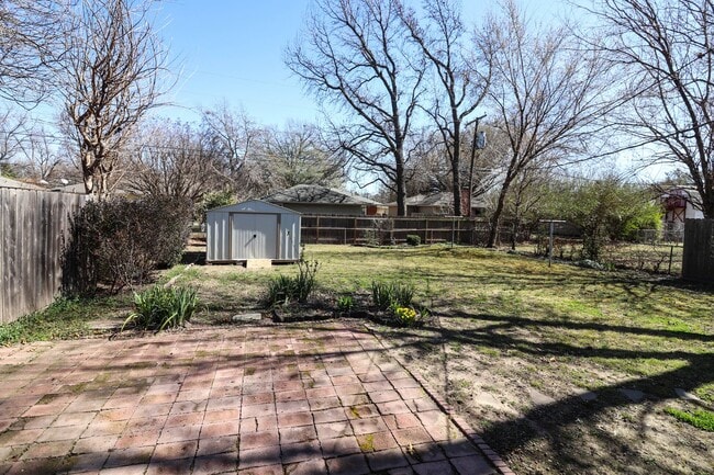 Building Photo - Cozy Bungalow in Brookside area, close to shopping for grocery, coffee shops, restaurants and muc...
