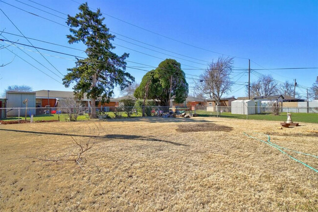Building Photo - 2112 SW 77th St