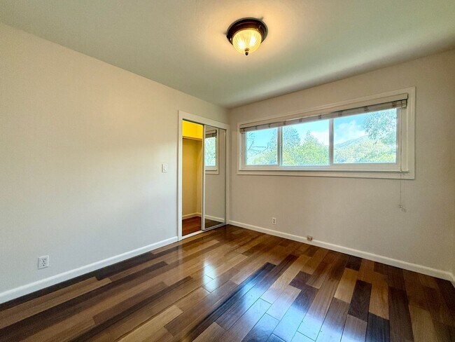 Building Photo - Gorgeously Updated 4-Bed/3-Bath Home & Ent...