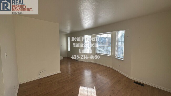 Building Photo - 3 Bedroom, 1.5 Bath Town home.