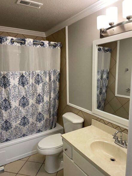 Bathroom - 1185 N Double Springs Rd