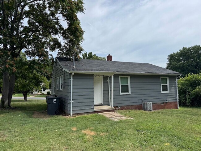 Building Photo - 3bed/1bath House in Greensboro - $1395/month