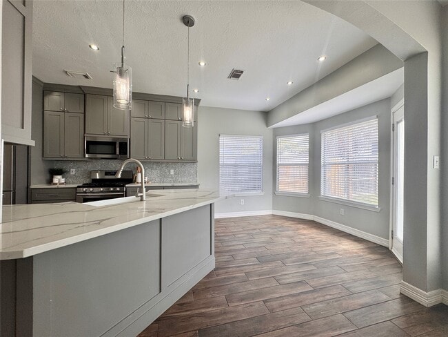 Building Photo - 10918 S Falls Terrace