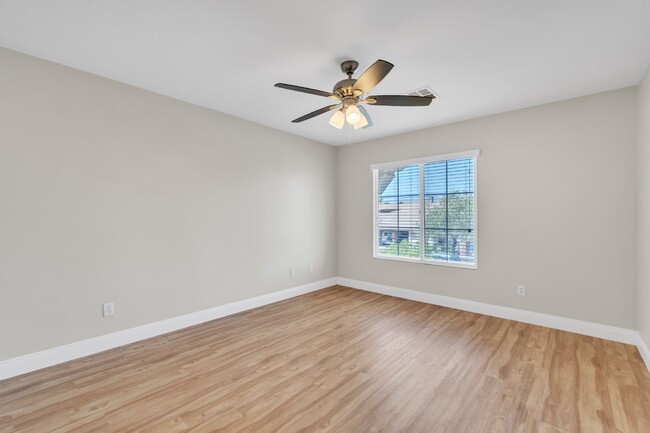 Building Photo - LUXORY 5 BEDROOM 3 1/2 BATH HOME LOCATED I...