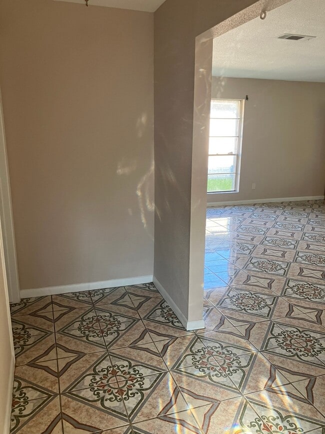 Building Photo - 1315 Peach Spring Dr