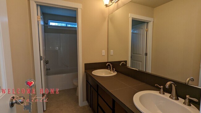 Building Photo - Beautiful open floorplan with FOUR large b...