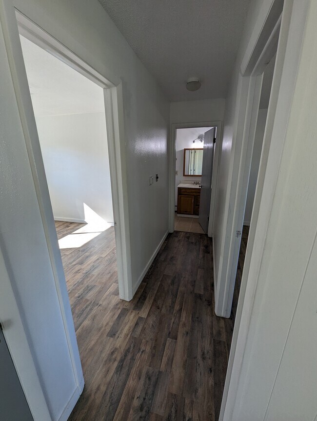 Hallway - 275 W Parkview Dr