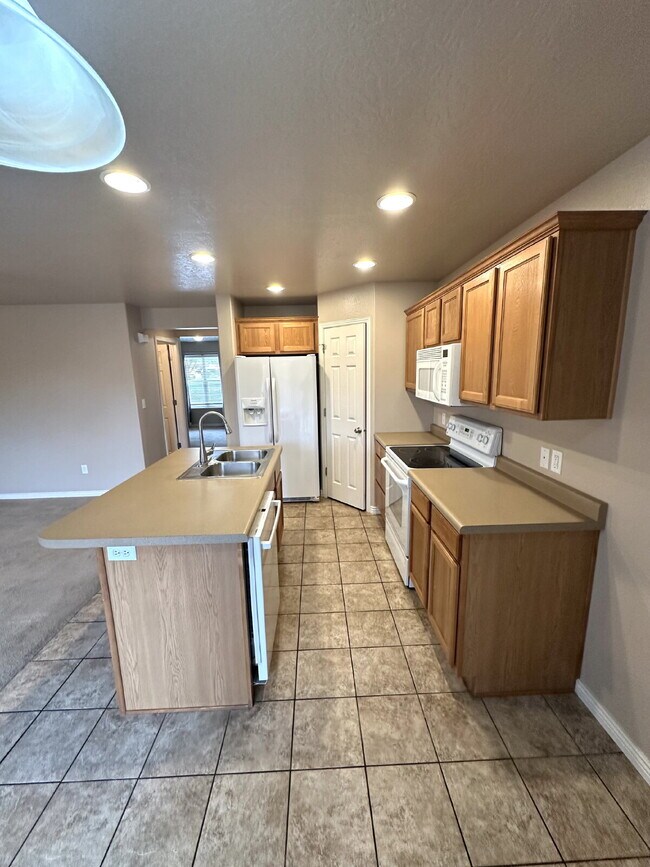 Building Photo - Townhome in prime location