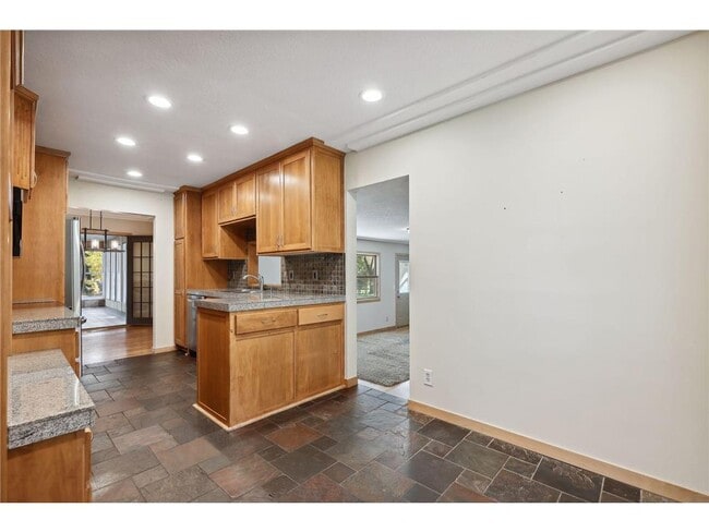 Building Photo - 6802 Cottonwood Ln N