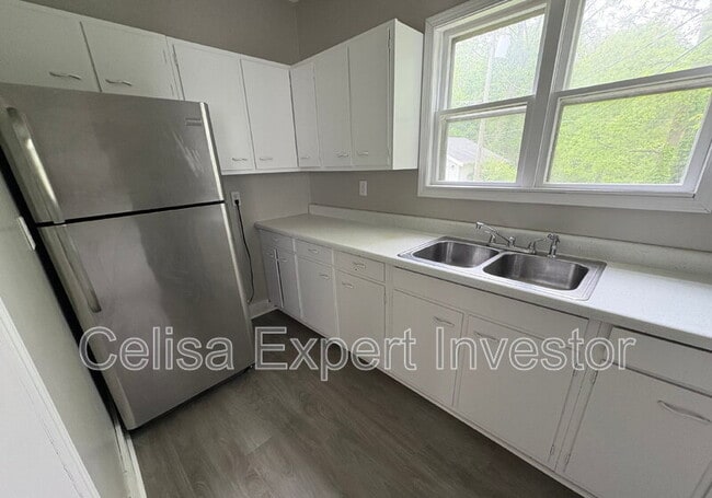 Building Photo - 2711 Thompson Ave