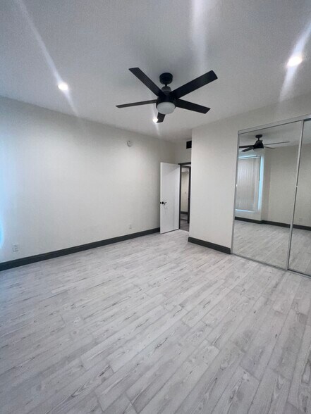 Building Photo - 13920 Moorpark St