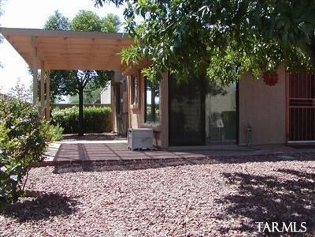 Building Photo - Attractive 3 Bed. 2 Ba. Townhome at Columbus & Ft. Lowell