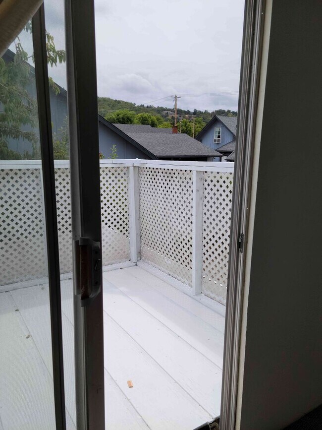 Building Photo - Centrally Located 2 Bedroom Townhouse