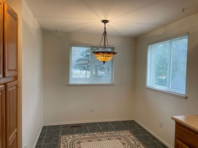 Building Photo - This 3 bedroom 2 bathroom home is located in beautiful Shady Cove