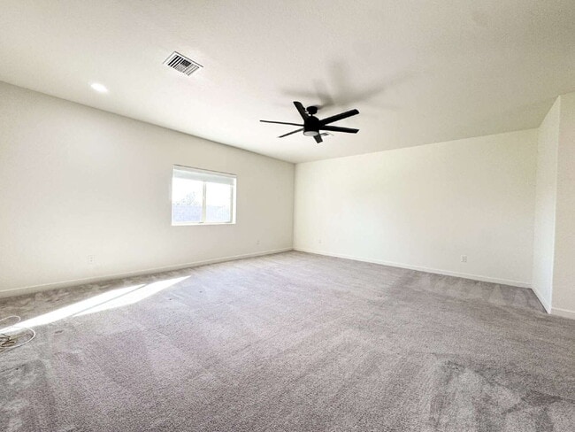 Building Photo - "Spacious 4-Bedroom, 2-Bathroom Home in Yu...