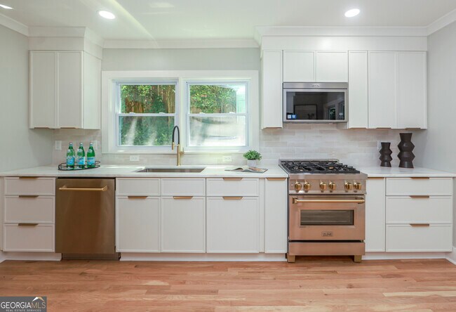 Building Photo - 2908 N Hills Dr NE