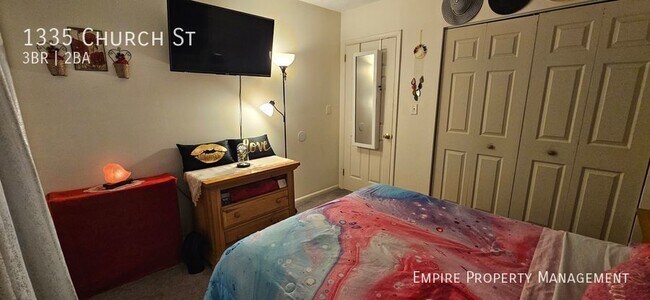 Building Photo - 3 Bedroom/1.5 Bathroom Town House in Fount...