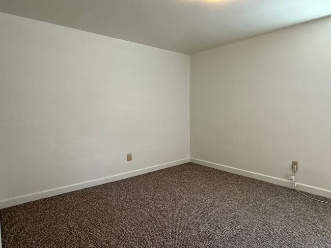 Building Photo - 2004 W Broadway