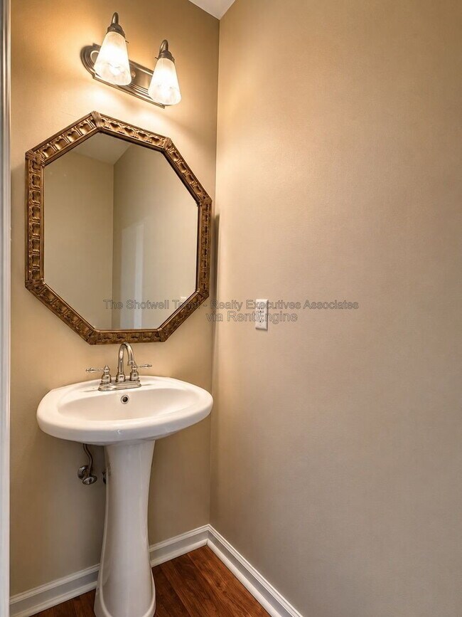 Building Photo - 407 Herringbone Ct